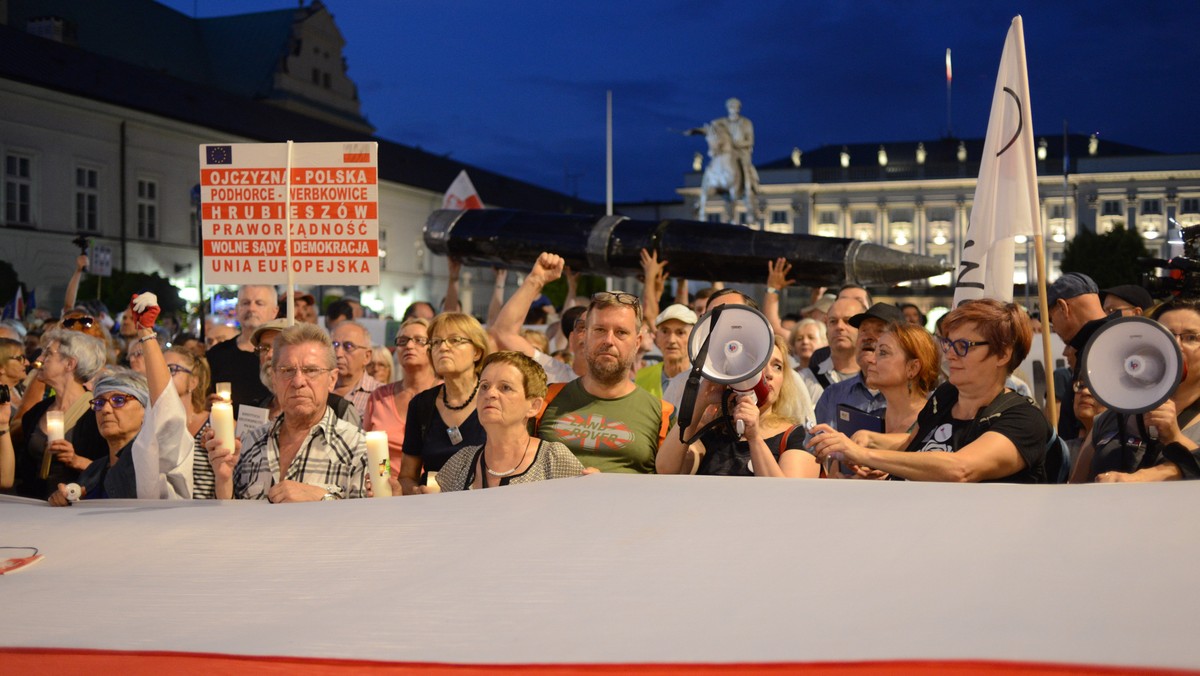 Uważni widzowie TVP Info dostrzegli w relacji z najgorętszych momentów czwartkowego protestu przed Pałacem Prezydenckim, że z jednym z funkcjonariuszy rozmawia Krzysztof Panek, wieloletni dziennikarz Polsatu. W mediach społecznościowych zaczęto się domagać wyjaśnień dotyczących jego roli w proteście.