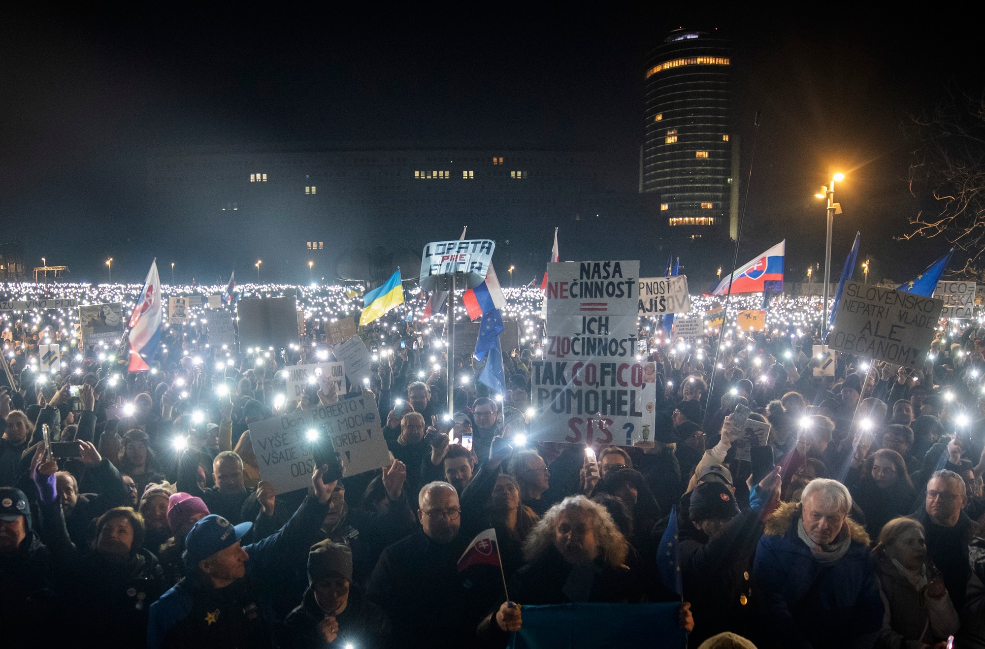 Na snímke demonštranti počas protivládneho zhromaždenia Slovensko je Európa na Námestí Slobody v Bratislave 24. januára 2025.