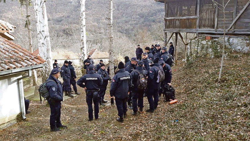 Proteklih dana, ako se u obzir uzmu sva mesta na kojima su navodno otmičar i devojčica viđeni - Brzi Brod, Niševac, Orešac i Pasjača, prešli su minimum šezdesetak kilometara