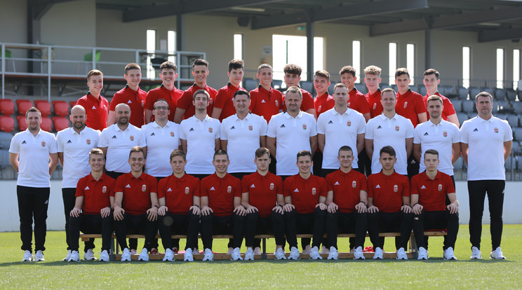 Az U17-es csapatbravúrral jutott ki az Eb-re, de ha már ott van, szeretne újabb sikert elérni (A képen: Kalmar Benedek, Megyeri Gábor, Vaits Marcell, Hegyi Krisztián, Dávid Zoltán, Balogh Botond, Posztobányi Patrik, Németh András, Molnár Rajmund, Buna Gábor, Szalay Szabolcs / József Tamás, Pál áron, Belvon Attila, Dr. Thurzó Balázs, Preisinger Sándor, Kövefalvi István, Szekeres Adrián, Szigeti György, Smeló Dávid, Selyem István / Hosszú Zétény, Komáromi György, Kosznovszky Márk, Zujgéber Ákos, László Dávid, Kata Mihály, Orosz Donát, Tóth Borisz, Major Sámuel )