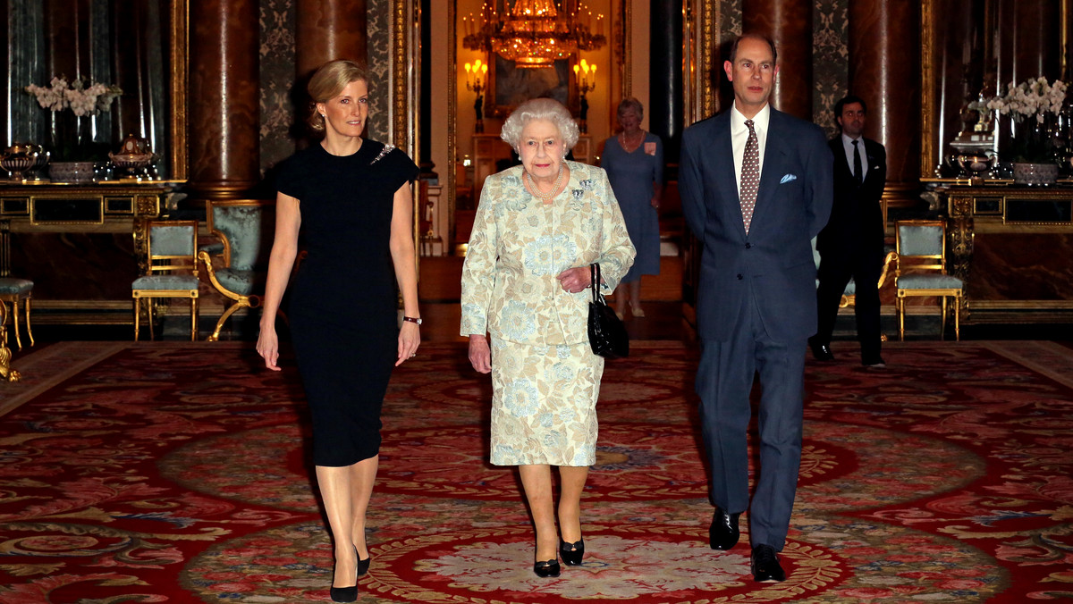 W połowie lutego królowa Elżbieta II zorganizowała imprezę na cześć hrabiego i hrabiny Wessex, która obchodziła ostatnio 50 urodziny. Najstarszy syn królowej, książę Andrzej uchwycił ten moment na telefonie komórkowym i zamieścił zdjęcie na swojej oficjalnej stronie na Facebooku - podaje "Daily Mail".