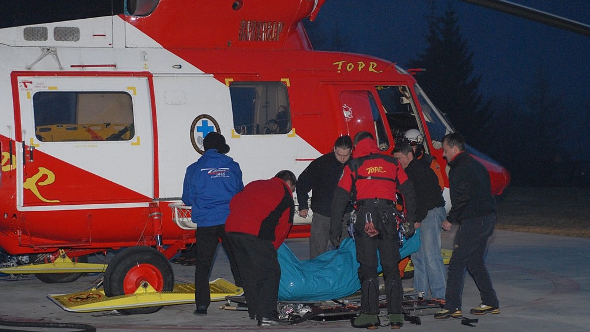 Ratownicy TOPR odnaleźli pod Zawratem zwłoki mężczyzny, dowiedział się Tygodnik Podhalański. To turysta od kilku dni poszukiwany w Tatrach - wynika ze znalezionych przy nim dokumentów. Przyczyną śmierci był prawdopodobnie upadek na zalodzonym stoku - podał "Tygodnik Podhalański" na swojej stronie internetowej.