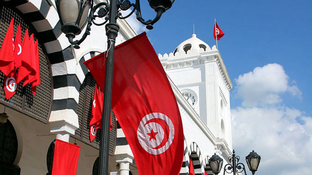Polski MSZ w wydanym w piątek wieczorem komunikacie oświadczył, że w związku z wprowadzeniem w Tunezji stanu wyjątkowego "stanowczo odradza wyjazdy do tego kraju".