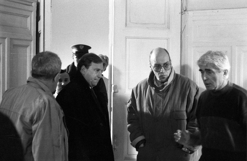 Produkcja filmu "Uprowadzenie Agaty". Na zdjęciu, od lewej: Zbigniew Zapasiewicz (stoi tyłem), Jerzy Stuhr, Andrzej Chrzanowski i reżyser Marek Piwowski (1992)