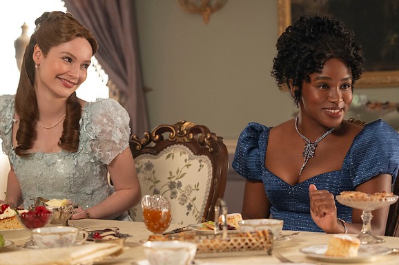 NETFLIKS POTVRDIO 5. SEZONU SERIJE "BRIDŽERTON" Istopolna ljubavna priča u fokusu: Otkriveni detalji koji će iznenaditi mnoge (VIDEO)