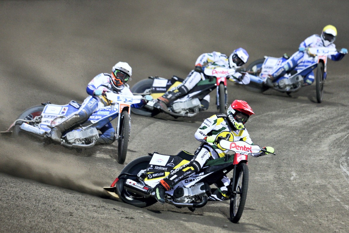 Zawodnicy RM Solar Falubaz Zielona Góra Martin Vaculik (kask czerwony) i Mateusz Tonder (niebieski) oraz Jaimon Lidsey (żółty) i Dominik Kubera (biały) z Fogo Unia Leszno podczas meczu żużlowej Ekstraligi