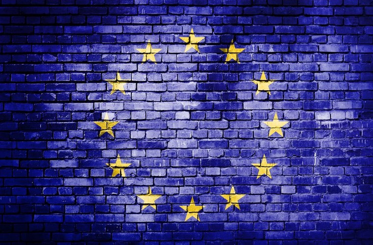 Analitycy ośrodka Stratfor podkreślają, że w ciągu najbliższej dekady, Unii Europejskiej nie uda się rozwikłać jej kluczowych problemów, takich jak kryzys strefy euro, niemal całkowita zależność od kondycji niemieckiej gospodarki, czy tez pogłębiające się nastroje eurosceptyczne i nacjonalistyczne w Wielkiej Brytanii, Grecji czy też Hiszpanii. <br><br> Już dziś, mamy do czynienia z „Europą dwóch prędkości”, a wkrótce ten podział jeszcze bardziej się pogłębi. Stratfor sugeruje powstanie czterech europejskich stref wpływów, których geopolityczne interesy będą nie do pogodzenia. Te regiony to Europa Zachodnia, Europa Wschodnia, Skandynawia i Wyspy Brytyjskie. Wciąż będą ze sobą współpracować, ale na zupełnie innych zasadach. <br><br> „Unia Europejska może przetrwać w pewnym sensie, ale europejska ekonomiczna, polityczna i wojskowa współpraca będzie opierać się przede wszystkim na bilateralnych i – w bardzo ograniczonym zakresie – multilateralnych relacjach […]. Niektóre kraje mogą pozostać członkami tej zmodyfikowanej Unii Europejskiej, ale to nie ona będzie definiować Europę”.