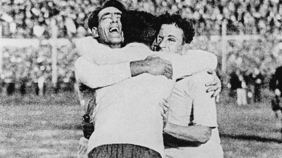 Urugwajczycy Pedro Cea, Hector Scarone i Hector Castro po zwycięstwie nad Argentyną 