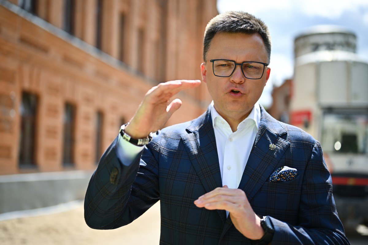 Pułtusk, 07.05.2025. Wybory Prezydenta RP 2025 - kampania. Kandydat Trzeciej Drogi w wyborach na fotel prezydenta RP, marszałek Sejmu Szymon Hołownia podczas briefingu prasowego na terenie budowy mieszkań w ramach SIM przy Al. Tysiąclecia w Pułtusku, 7 bm. Spotkanie dot. Społecznych Inicjatyw Mieszkaniowych