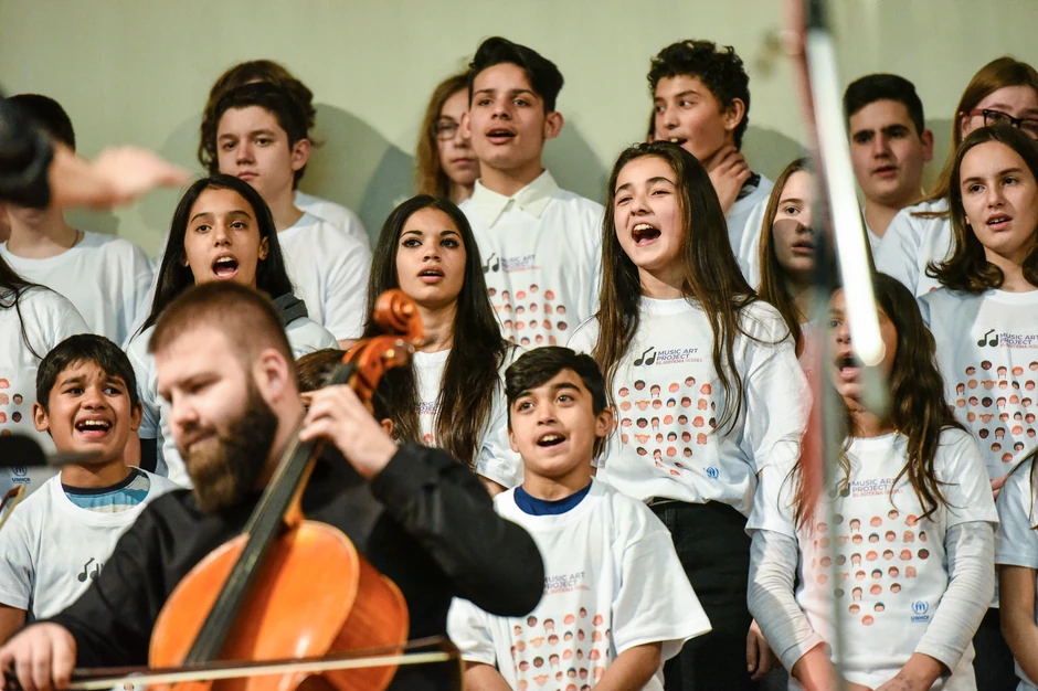 "Prvo mi je bilo jako teško. Stidela sam se. Nisam smela da zapevam nego sam samo šaputala. Sada straha više nema", kaže Melisa Ćerimi