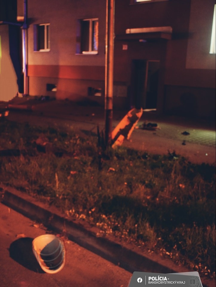 Pri nehode vozidlo po šmyku narazilo do stromu i pouličného osvetlenia.