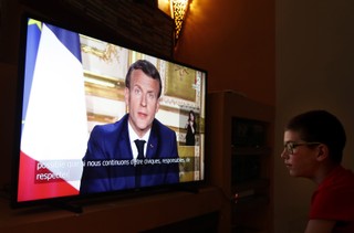 'Le Monde': Macron zmienił strategię walki z epidemią. Sprzeciwia się zamknięciu