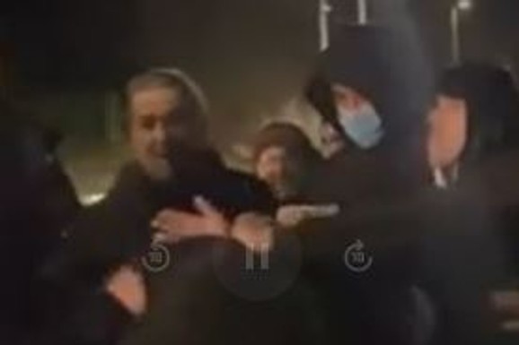 UZNEMIRUJUĆI SNIMAK PREBIJANJA U BORU Pristalice opozicije okružile i pretukle Davida Ćirića tokom održavanja lokalnih izbora (VIDEO)