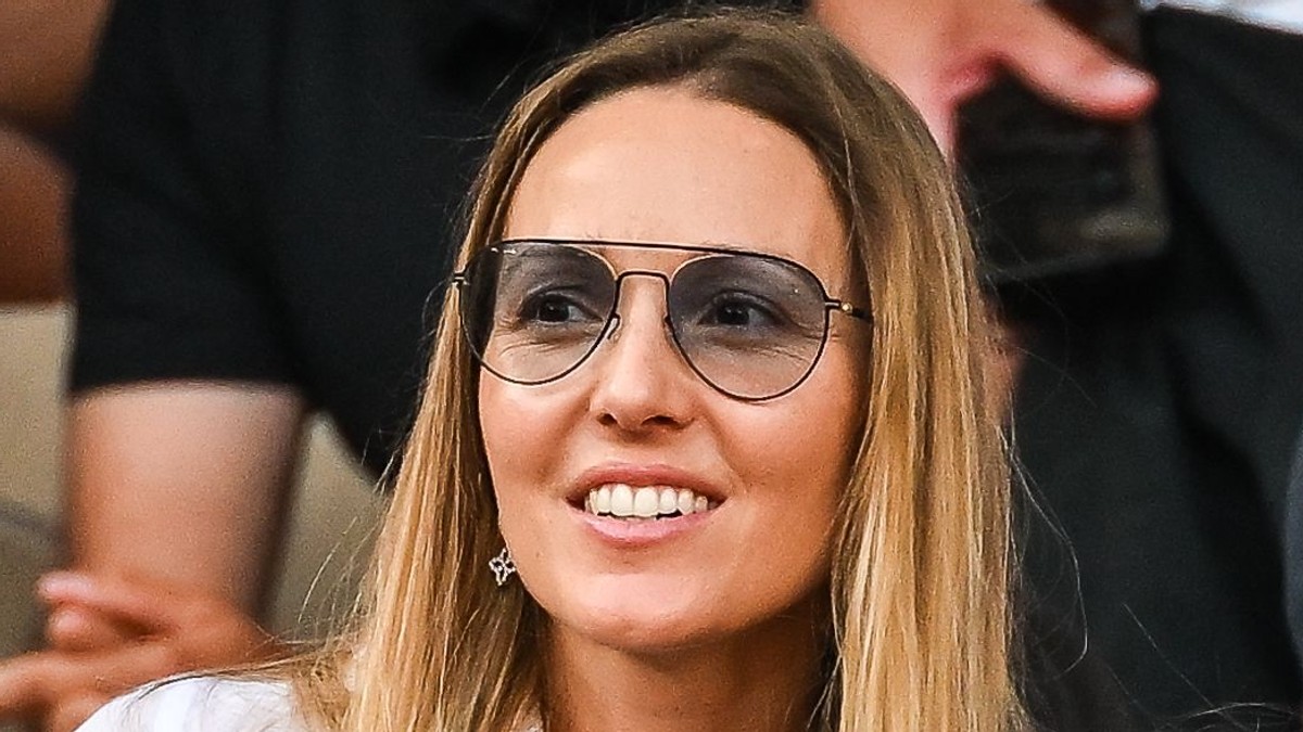 Jelena Đoković sa decom bodri Novaka na Vimbldonu u opuštenom i elegantnom izdanju