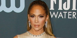 Jennifer Lopez w nowej fryzurze na okładce magazynu. Ujawniła, jak zarobiła pierwsze 10 dolarów! Czy sprzedawała fałszywe perfumy?