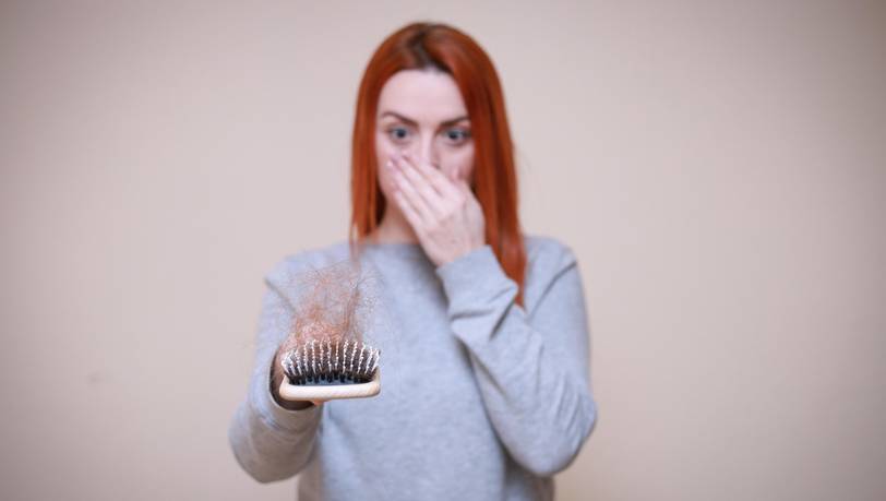 Haarausfall bei Frauen stoppen – Die besten Shampoos, Seren & Kuren