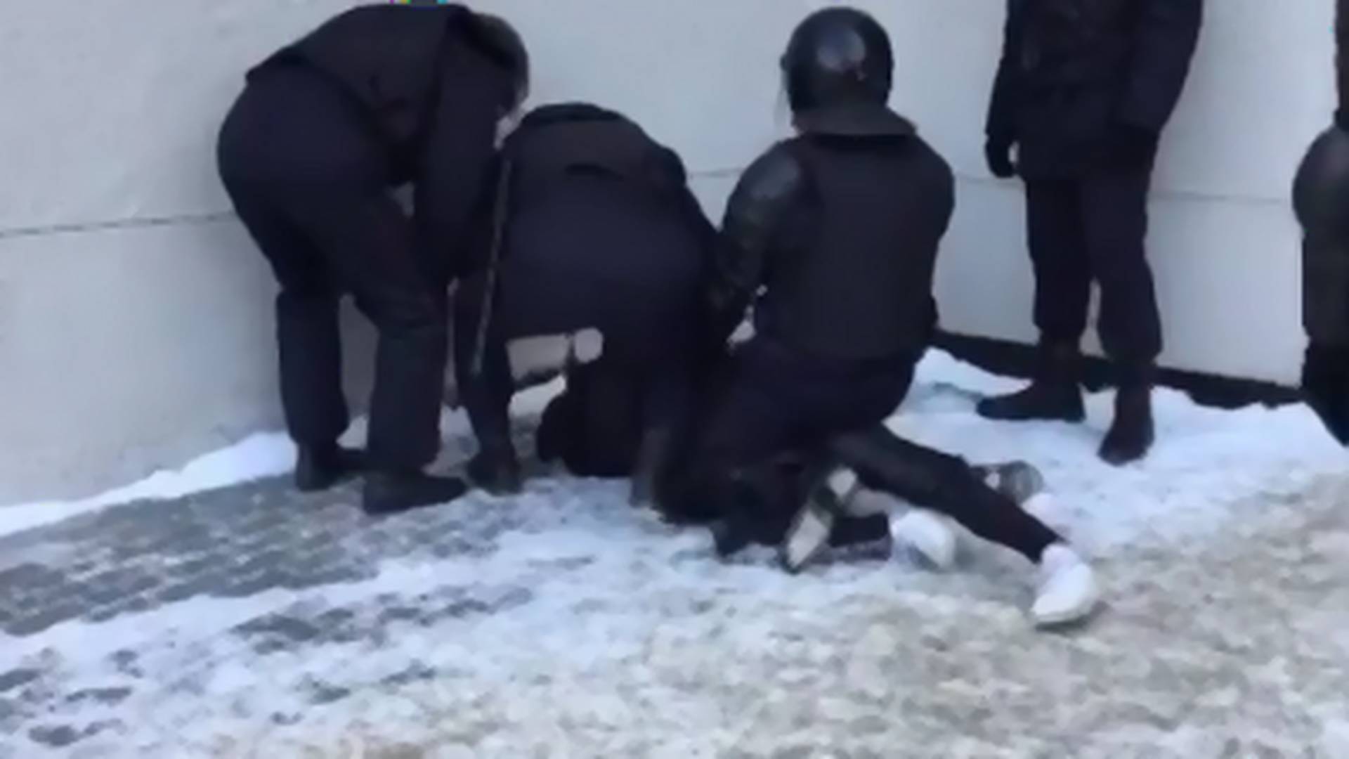 Ne mogu da dišem, pustite me, molim vas: jeziva scena brutalnosti policije sa protesta u Rusiji o kojoj priča ceo svet