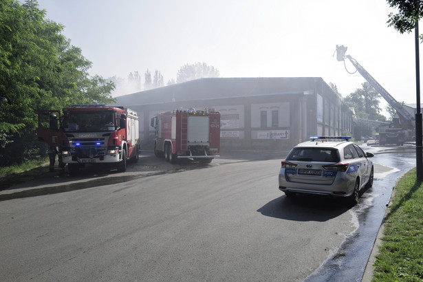Strażacy podczas akcji gaszenia pożaru hali magazynowej i warsztatu samochodowego przy ul. Piotra Skargi w Chorzowie