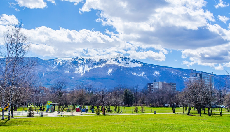 Widok na Góry Witosza z parku w Sofii, Bułgaria