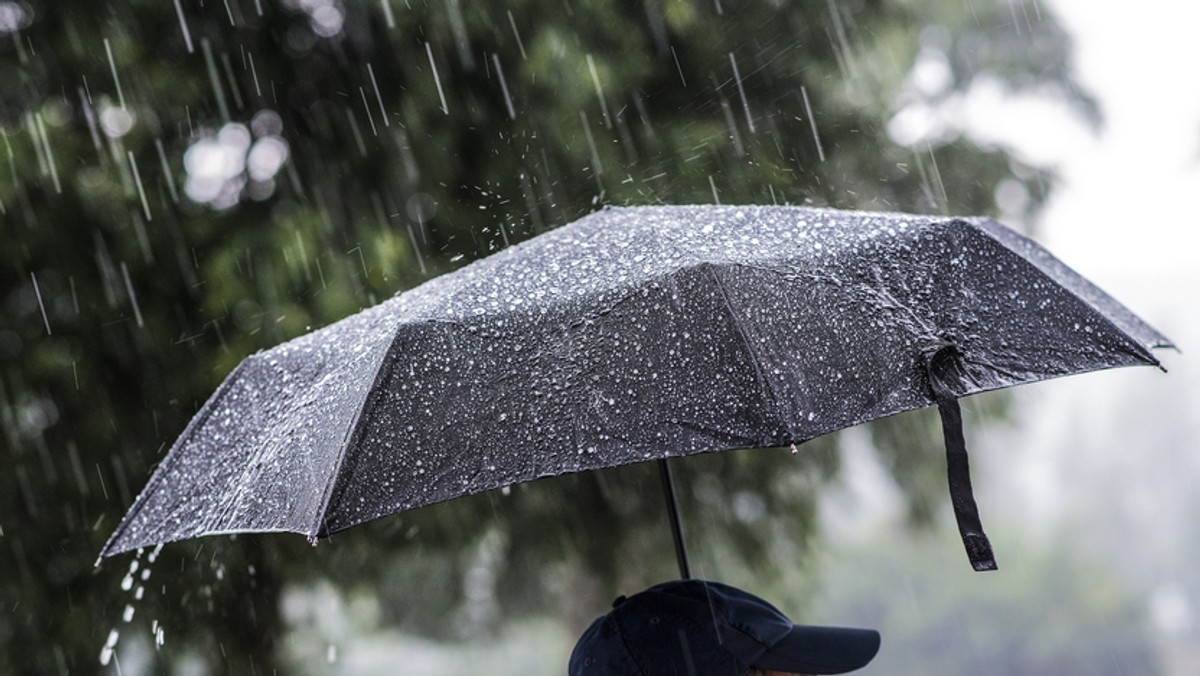 IMGW wydał ostrzeżenia najwyższego, trzeciego stopnia dla jedenastu powiatów na południowym wschodzie kraju. Na tych obszarach nadal będzie padał obfity deszcz. Łącznie z wczorajszymi opadami, suma opadów do końca ważności ostrzeżenia miejscami może osiągać 130 mm.