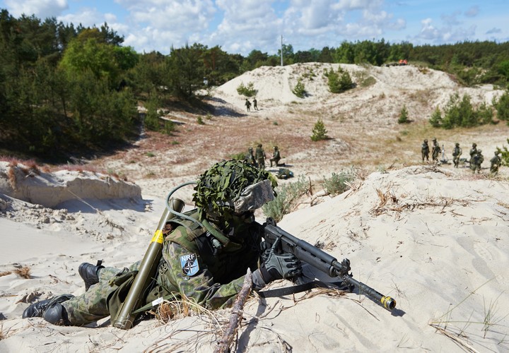 Żołnierz w okopie podczas fazy lądowej międzynarodowych ćwiczeń Baltops 2015 <br><br>fot.  (aw/cat) PAP/Adam Warżawa