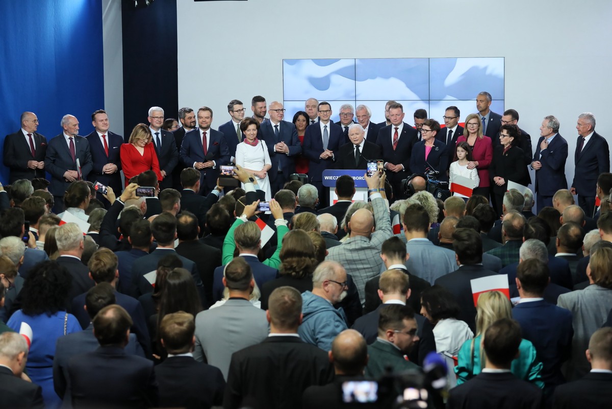 Prezes PiS Jarosław Kaczyński przemawia podczas wieczoru wyborczego w sztabie wyborczym Prawa i Sprawiedliwości w Warszawie
