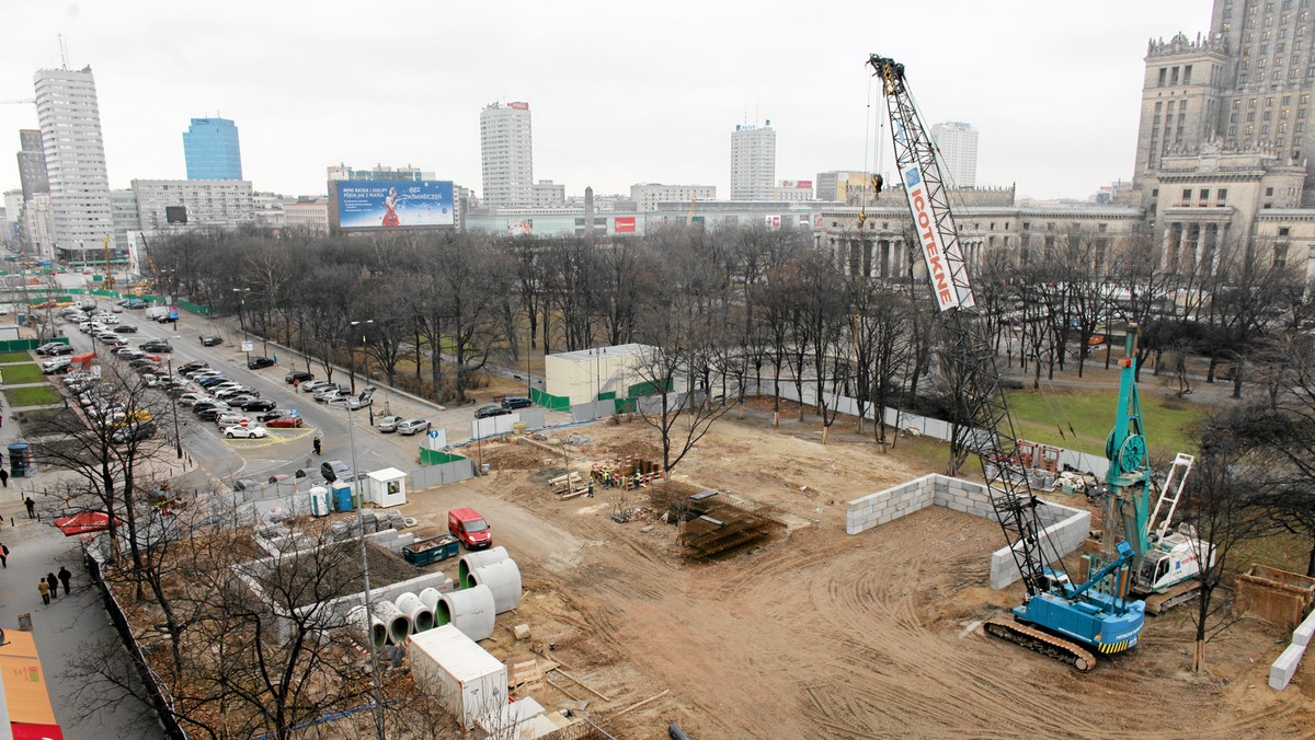 Rozpoczyna się kolejny etap budowy wentylatorni centralnego odcinka II linii metra na ul. Świętokrzyskiej, przy pl. Powstańców Warszawy. Oznacza to zmiany w ruchu na pobliskich ulicach - podaje Radio Dla Ciebie.