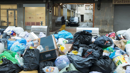 Húsz napja sztrájkolnak a szemétszállítók: hulladékhegyek borítják egy spanyol város utcáit – fotók