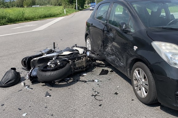 Devojka (26) POGINULA U JEZIVOM UDESU: Motorom ušla u krivinu, PREŠLA U SUPROTNU TRAKU, pa podletela pod dva automobila