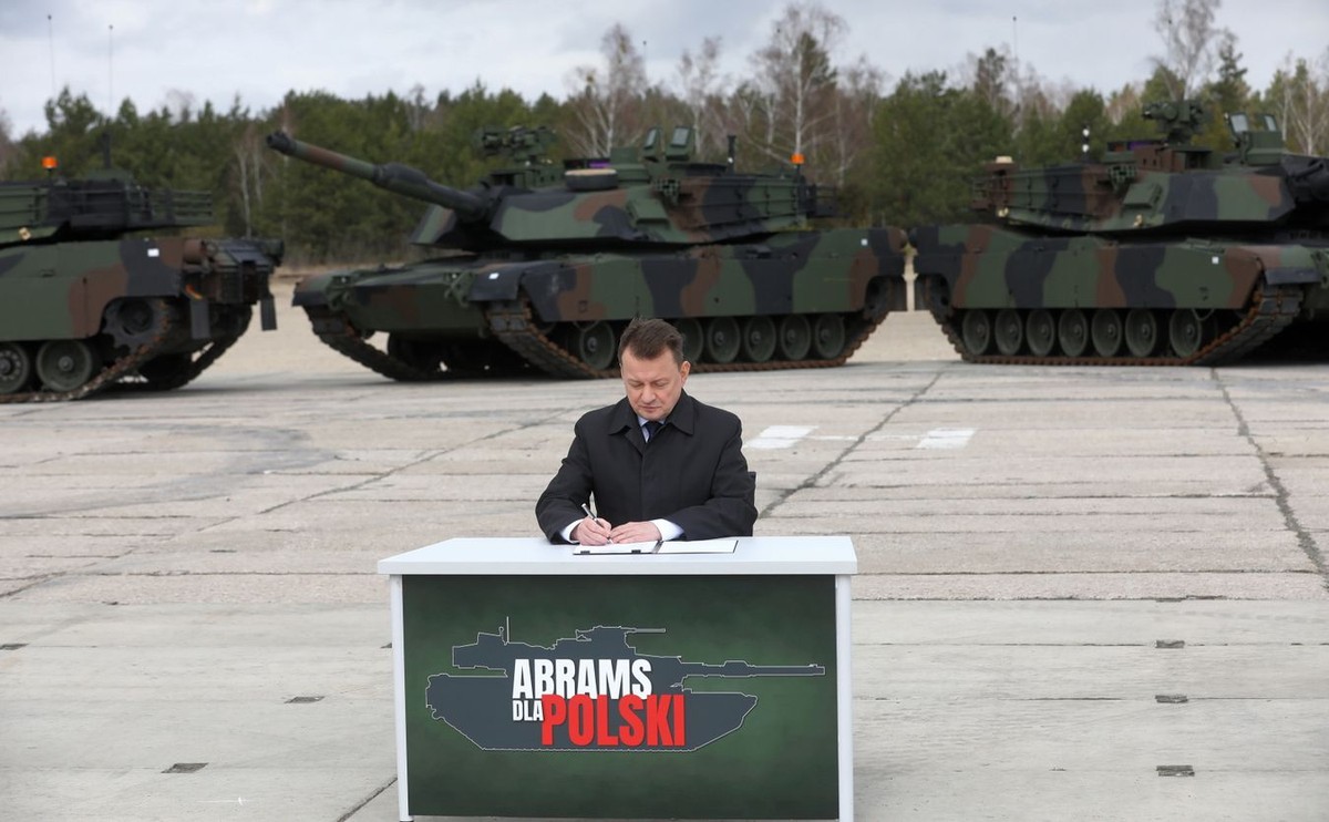 Minister obrony narodowej RP Mariusz Błaszczak podczas uroczystości podpisania umowy na zakup 250 czołgów Abrams dla Wojska Polskiego