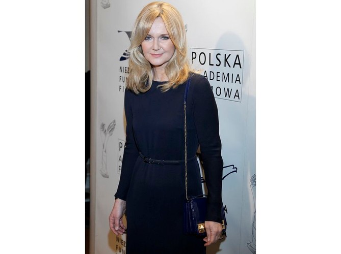 Grażyna Torbicka to kolejna gwiazda, która połączyła czerń z granatem. W skromnej sukni w czarnym kolorze prezentowała się jednak nieco zbyt ponuro.