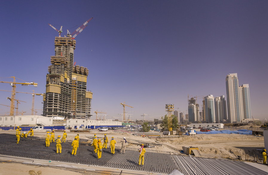 Robotnicy kontraktowi z Bangladeszu, Indii i Pakistanu pracują na budowie Burj Khalifa, 7 maj 2006 r.