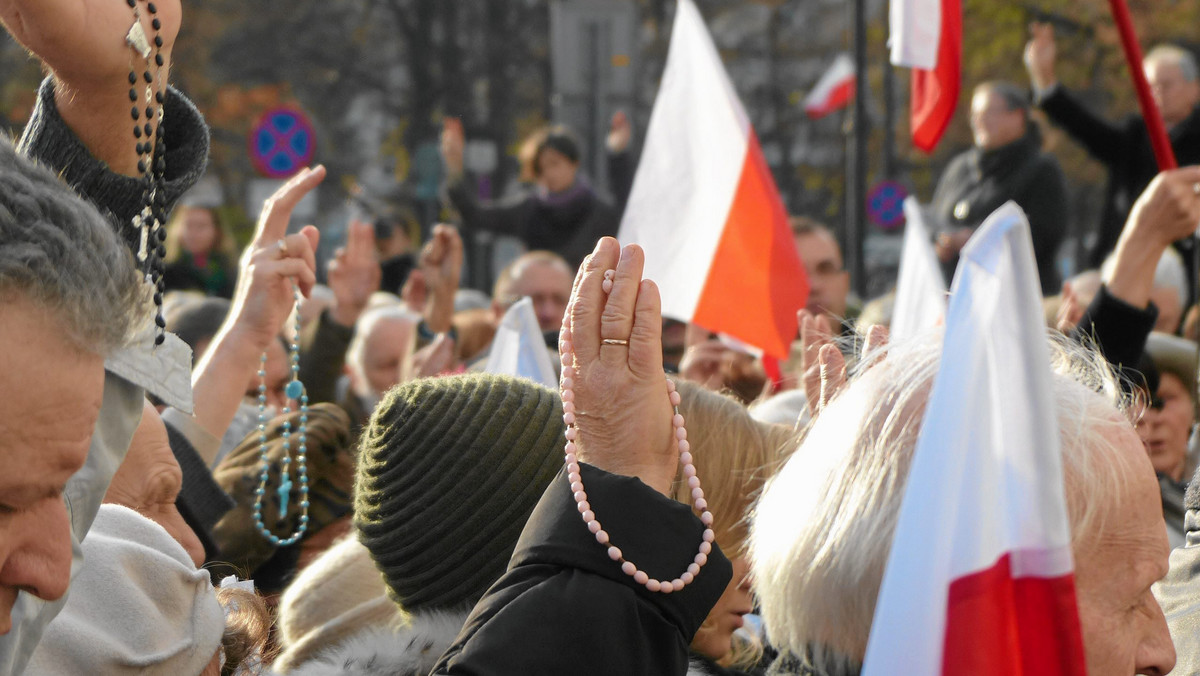 11 listopada Sejm po raz szósty zostanie "otoczony różańcem". Wydarzenie po raz pierwszy miało być reklamowane w Tramwajach Warszawskich, jednak już po wystawieniu faktury i dostosowaniu spotu do regulaminu przedsiębiorstwa, pojawiły się problemy z emisją spotu - podaje "Gazeta Polska Codziennie".