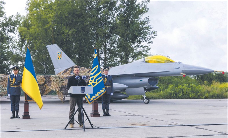Prezydent Ukrainy Wołodymyr Zełenski 4 sierpnia z myśliwcem F-16 w tle