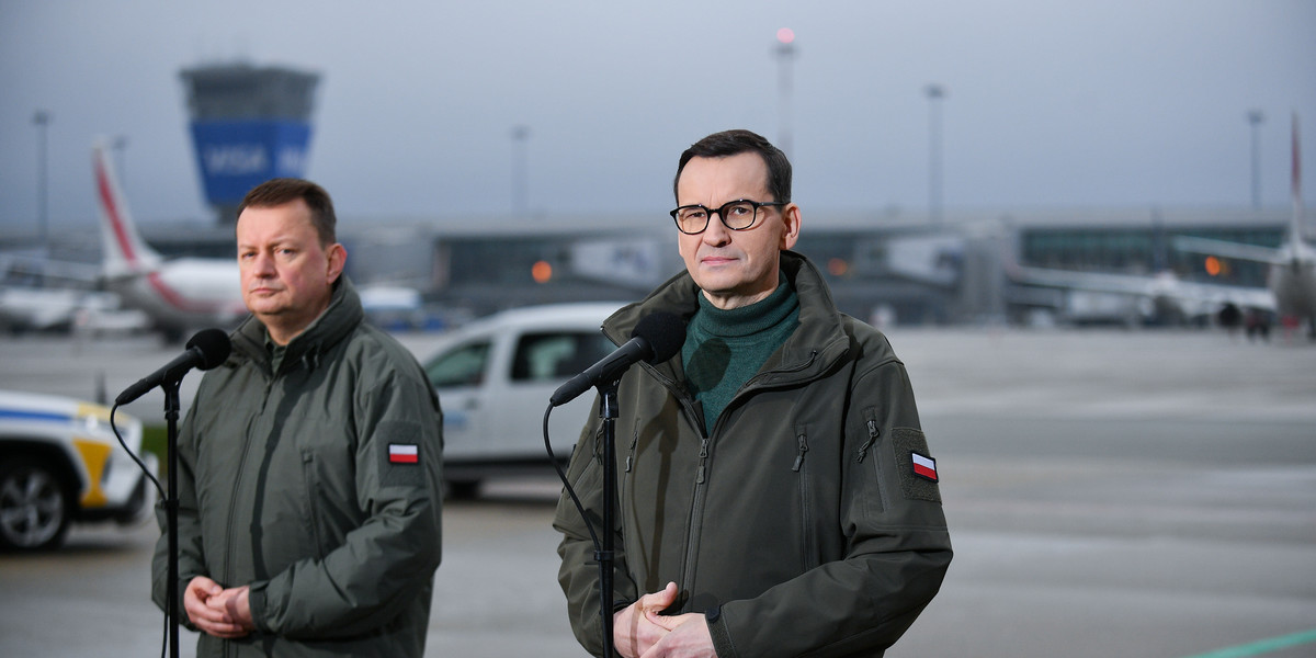 Premier Mateusz Morawiecki i wicepremier, minister obrony narodowej Mariusz Błaszczak na konferencji prasowej w 1 Bazie Lotnictwa Transportowego w Warszawie.