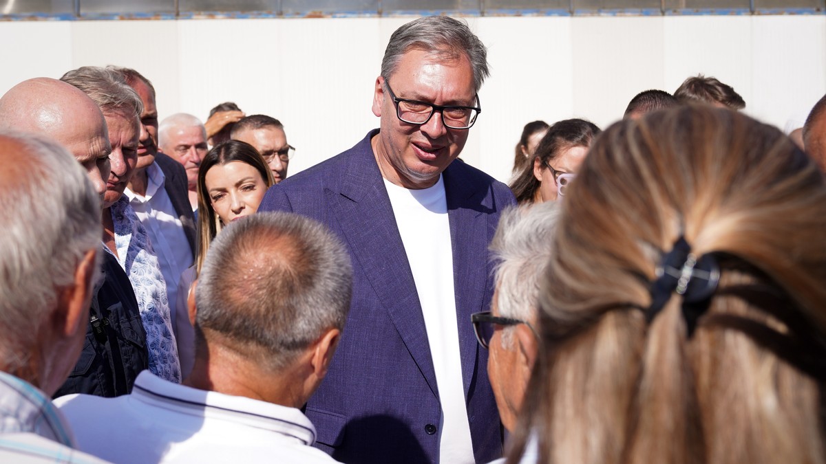 Aleksandar Vučić posetio je danas u selu Vitoševac u opštini Ražanj, u okviru obilaska jugoistoka Srbije, komapniju "Gerber-Export" koja se bavi proizvodnjom i montažom metalnih i čeličnih konstrukcija