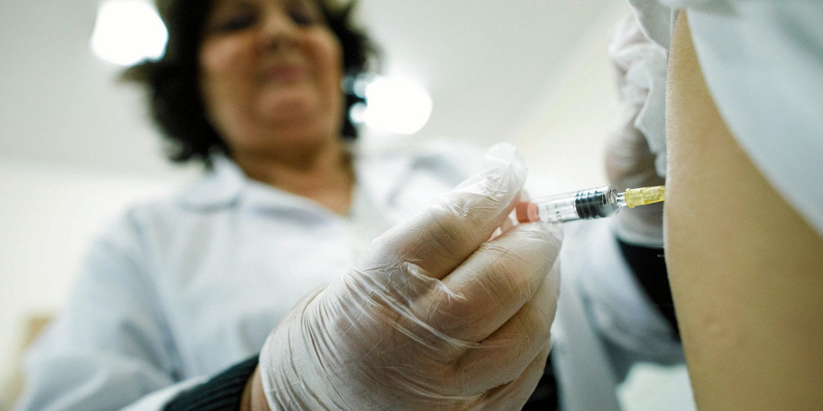 Choć Polacy obawiają się koronawirusa, to nie sądzą, by szczepienie przeciwko niemu miało być obowiązkowe