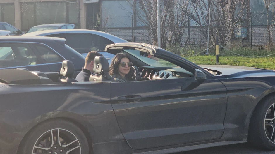 Tanja Savić sa dečkom na aerdromu "Nikola Tesla"