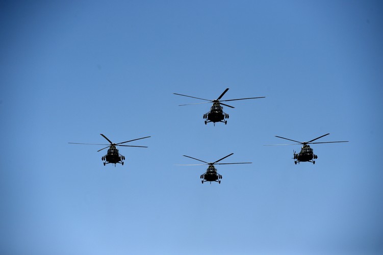 Parada lotnicza z udziałem samolotów i śmigłowców otworzyła defiladę wojskową