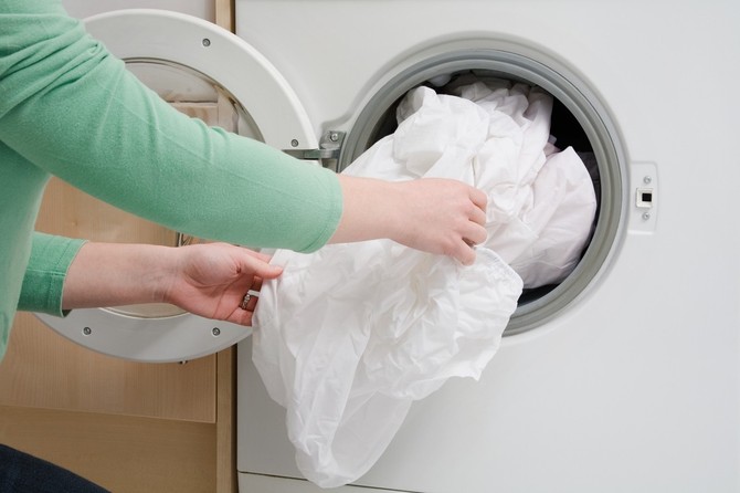 Uz nekoliko jednostavnih trikova tokom pranja i sušenja, odeća može duže da zadrži lep izgled, a peglanje postane znatno lakše
