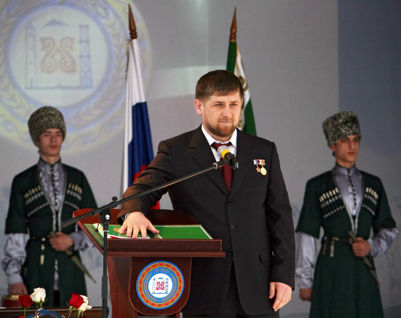 Ramzan Kadyrow składa przysięgę na konstytucję, wydrukowaną w języku rosyjskim i czeczeńskim, podczas ceremonii zaprzysiężenia na prezydenta Czeczenii, w mieście Gudermes, 5.04.2007