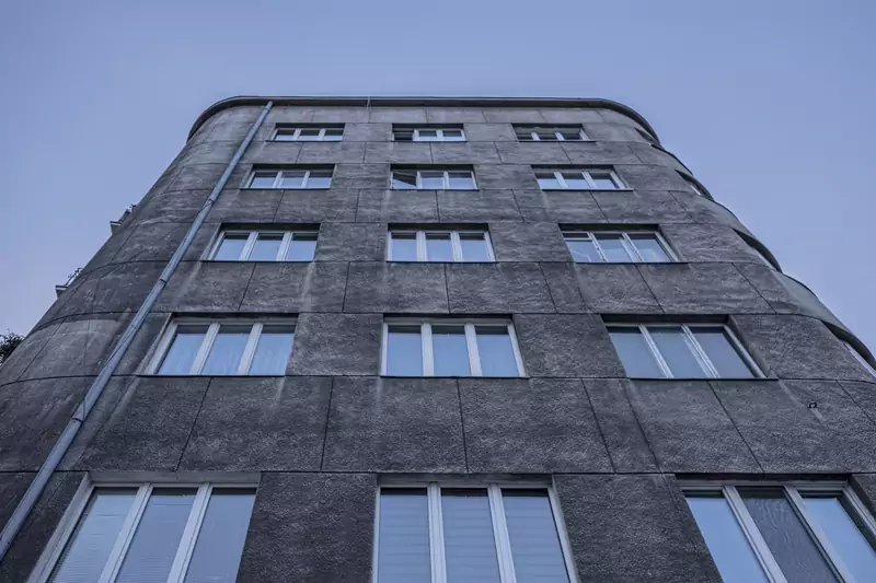 Brud na budynku przy ul. Puławskiej w Warszawie