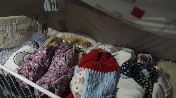 Csecsemők a mariupoli 3. számú kórházban. / Fotó: MTI