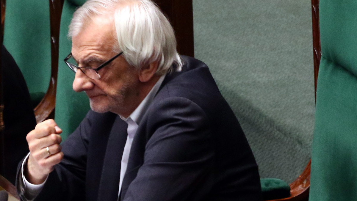 Wniosek o wotum nieufności wobec szefa MON Antoniego Macierewicza nie będzie rozpatrywany na rozpoczynającym się w środę posiedzeniu Sejmu - poinformował wicemarszałek Ryszard Terlecki. Jak zaznaczył, wniosek będzie rozpatrywany na kolejnym posiedzeniu.