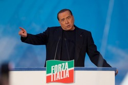 Były premier i były senator. Ostateczny upadek Berlusconiego