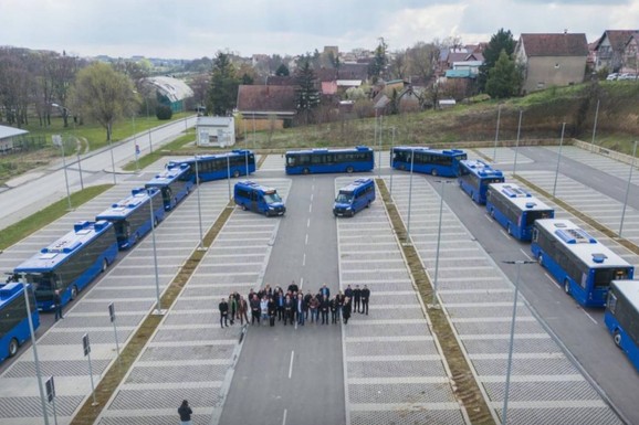 (FOTO,VIDEO) NOVI AUTOBUSI NA INĐIJSKIM PUTEVIMA Gašić: "Stavljamo tačku na problem prevoza građana"