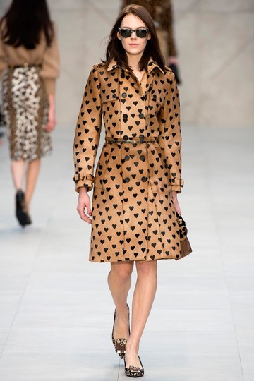 Az egyik leghíresebb és legsikeresebb magyar modell, Rajzák Kinga a Burberry Prorsum kifutóján viselte 2012-ben a márka ikonikus ballonját, szív mintával megújítva. 