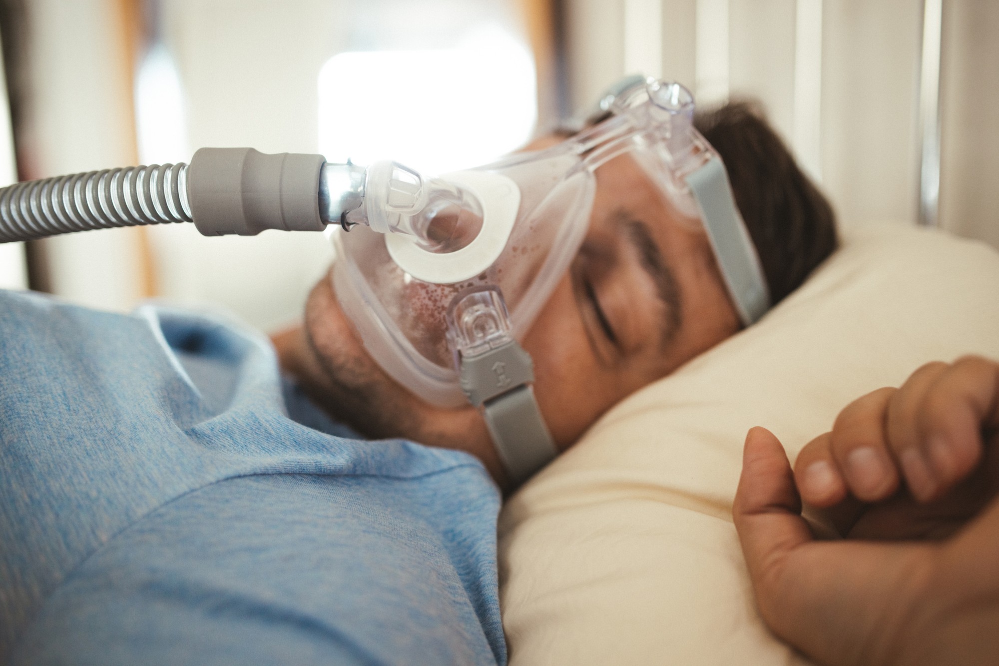 Niekedy je potrebné nosiť prístroj zvaný CPAP. (ilustračné foto)