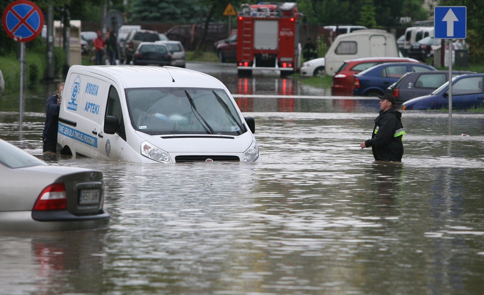 KRAKÓW POWÓDŹ ZALANE ULICE