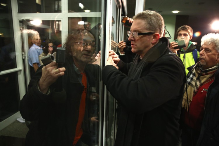 Reżyser Grzegorz Braun w grupie osób, która w trakcie manifestacji przed PKW wtargnęła do siedziby Państwowej Komisji Wyborczej